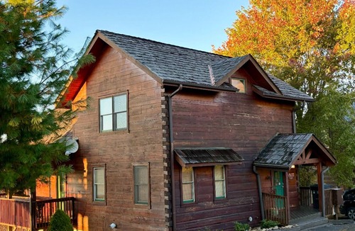 Wolf Laurel Cabin | Starlink, Hot Tub & Views + Biltmore Pass | Pet-Friendly | Near Hatley Pointe