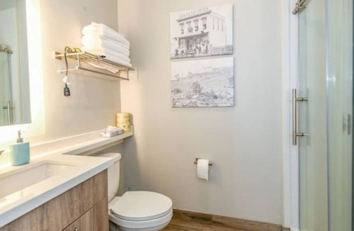 Mission Hills Apartment | Staycation in Old Town ⭐️ Walk to All. Parking+WiFi