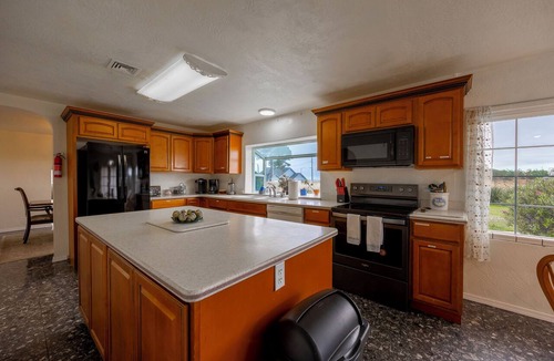 Crescent City House | Steps to beach! Pet friendly.