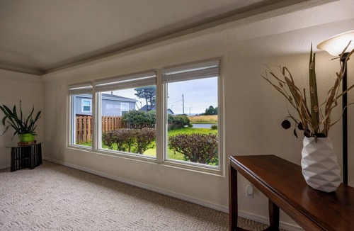 Crescent City House | Steps to beach! Pet friendly.