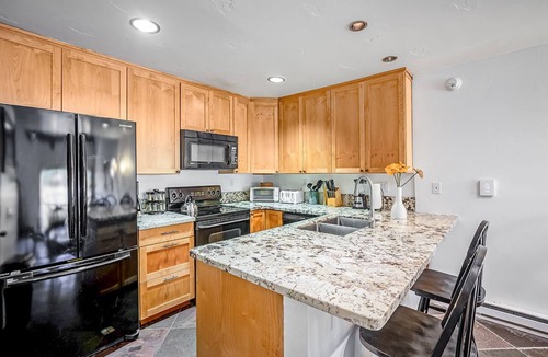 Mammoth Lakes House | Steps to Canyon Lodge! Luxurious Fully Updated, 2 Bedroom 2 Bath Condo W/Garage
