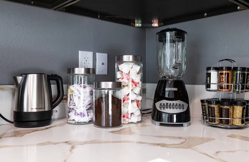 University Heights Apartment | Steps to Restaurants – Patio, A/C & Wi-Fi