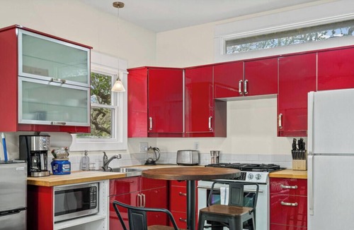Clarksville House | Steps to SoCo, Mins to Zilker | Quiet Pet-Friendly Casita w Grill + Workspace