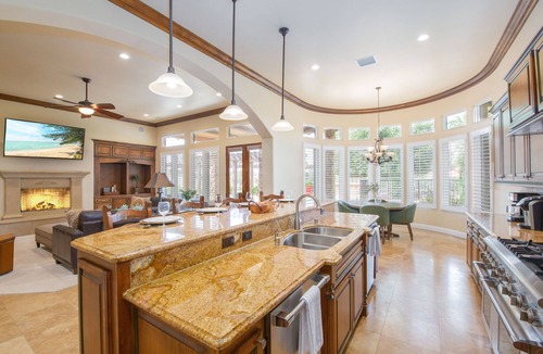 Temecula House | Steps to Wilson Creek! Stunning Tuscan-inspired Estate