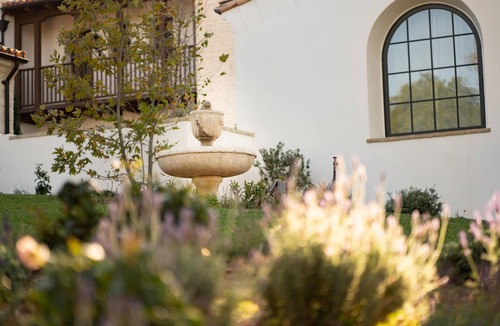 Woodside Apartment | Strikingly elegant, exquisite & estately Villa!
