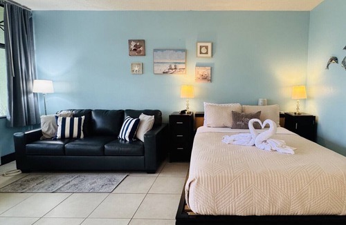 Ruskin Condo | Studio Little Harbor 512 - Ground unit - Private Beach