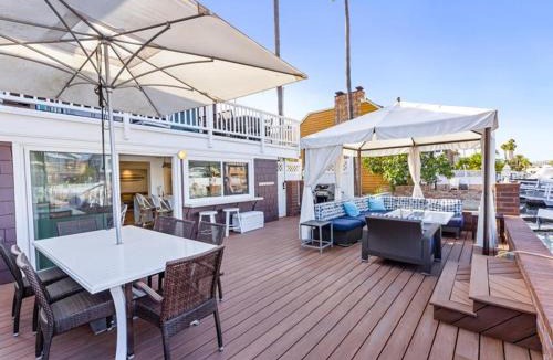 West Newport House | Stunning Bayfront Home w Epic Dock on Peninsula