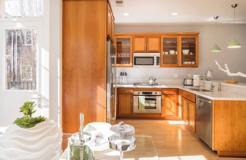 Cathedral Hill House | STUNNING EXECUTIVE 3 BEDROOM HOME WITH ATTACHED GARAGE