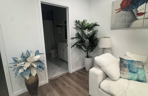 Canoga Park House | Stunning guest house in West Hills, California with 1 bedroom & 1 bathroom