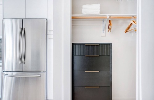 Downtown Oakland Apartment | Stunning Oakland 1BR w/AC, W/D, Sky Deck, next to BART, by Blueground