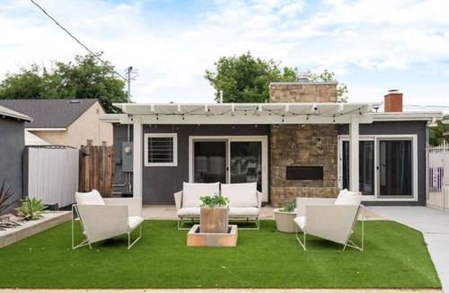 Bixby Knolls House | Stunning Retro Beach Oasis, Dual Living, Pool