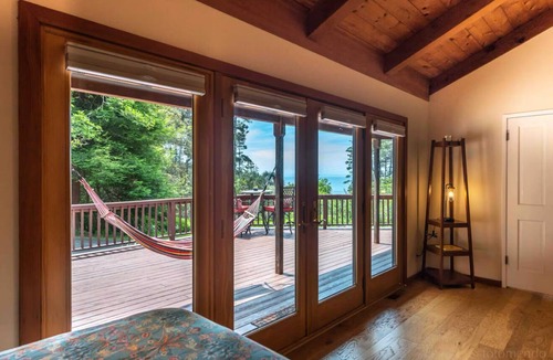 Little River House | Stunning Sea Views, Hot Tub, Sauna, King Bed, Private and Sunny.