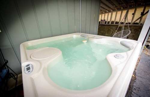 Sugar Grove Cottage | Stunning Secluded Cottage with Hot-tub in Breech House, North Carolina