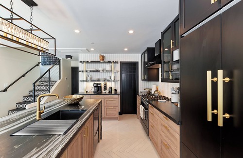 Big Bear Lake Cabin | Stunning SKI IN SKI OUT Modern Mountain Townhouse - Community Amenities: Pickleball, Tennis, Basketball & HOT TUB! Beautifully Updated 3 Bedroom 3.5 Bathroom w/Outdoor Patio & Firepit! Gated Community! 50 Yards From Bear Mountain with Slop Access! A