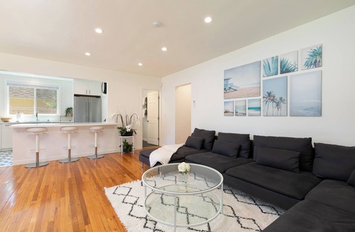 Venice House | Stunning Venice Hideaway with Private Deck & Yard! Minutes to everything!