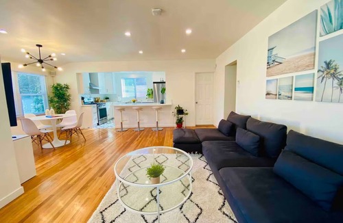 Venice House | Stunning Venice Hideaway with Private Deck & Yard! Minutes to everything!