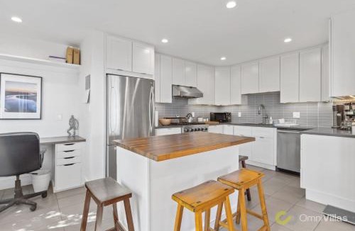 Uptown Brisbane House | Stunning Views by the Bay 2BR