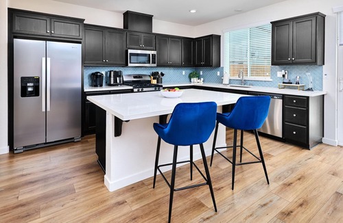 Fairfield House | Stylish 4BD Home ~ Pvt Backyard ~ Minutes to Napa