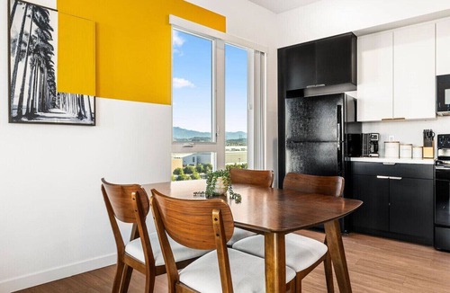 Little Tokyo Apartment | Stylish Art District Retreat | Walk to little Tokyo