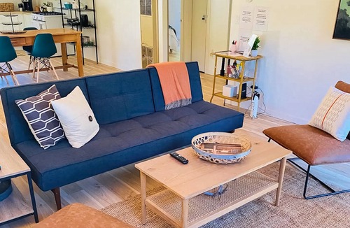 Mariposa House | Stylish cabin in Mariposa Valley, close to hiking, fishing, & wineries