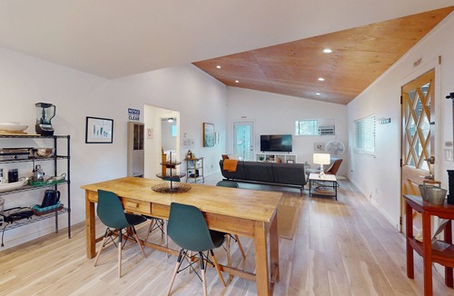 Mariposa House | Stylish cabin in Mariposa Valley, close to hiking, fishing, & wineries