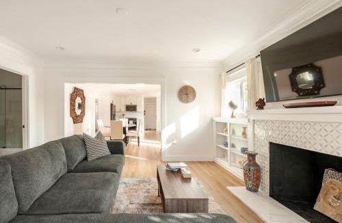 East Hollywood House | Stylish Gated Retreat in East Hollywood with Parking