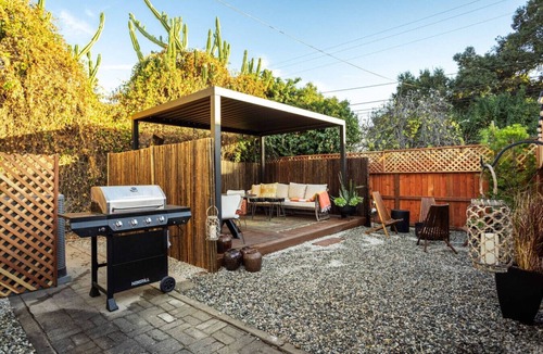 Monrovia House | Stylish LA Abode Close To Rose Bowl & City Of Hope
