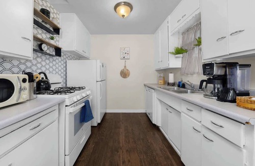 Crown Point Condo | Stylish PB Bungalow, just Blocks to the Beach