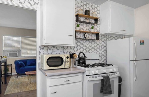 Crown Point Condo | Stylish PB Bungalow, just Blocks to the Beach