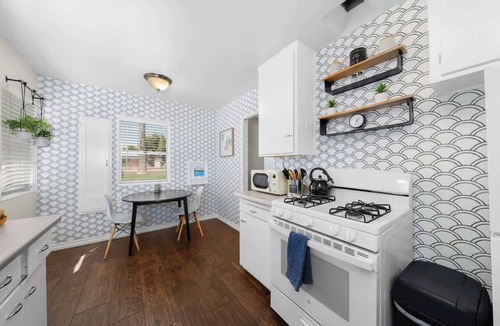 Crown Point Condo | Stylish PB Bungalow, just Blocks to the Beach