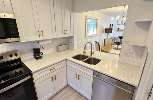 Southside House | Stylish Remodeled Townhouse – Entire Home - Great Location!