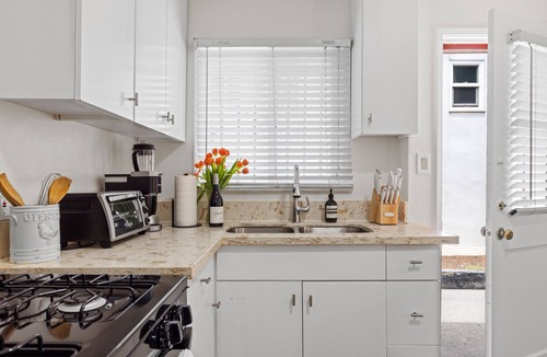 Hollywood Hills West Apartment | Stylish Sunset Stay! Steps away from Sunset Strip!