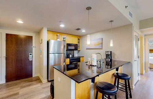 Baytowne Wharf Condo | Sunlit condo with washer&dryer, AC, pool, outdoor hot tub, & beach access