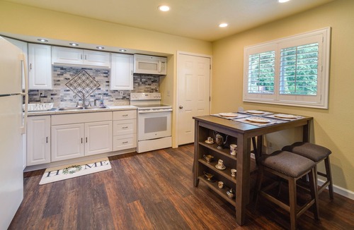 Shasta Lake Cottage | Sunny California Retreat w/Pool Access & Patio!