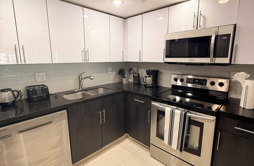 Sunny Isles Beach Apartment | Sunny Isles Beach Condo - Pool View, Free Parking & Modern Kitchen- 2BR