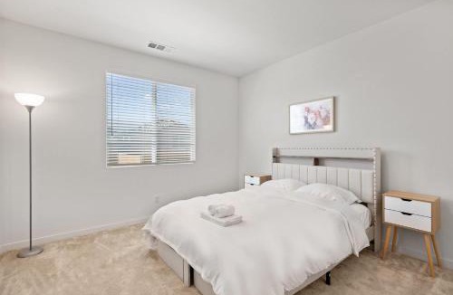Westmont House | Sunny & Stylish Near LA 4BR Home w Desks & Lounge