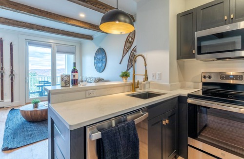 Stratton Mountain Condo | Sunrise at Stratton by Sunapee Stays - walk to lifts | pool | hot tub