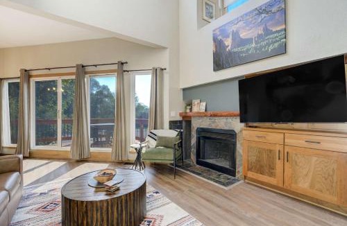 Skyway House | Sunstone Mesa Luxe Broadmoor Getaway w Hot Tub