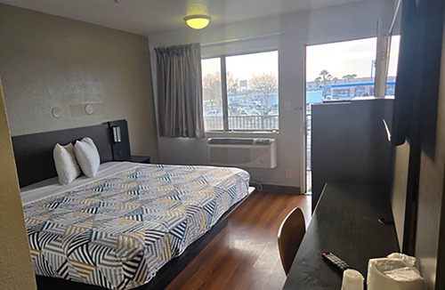 Tracy Hotel | Super 8 by Wyndham Tracy