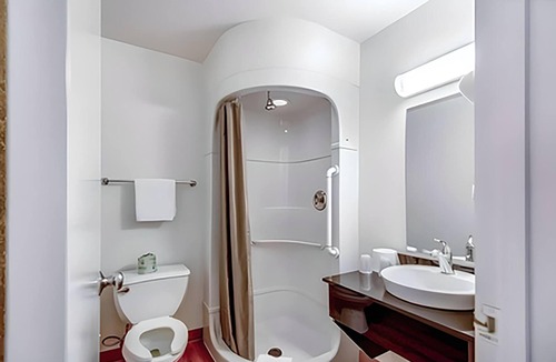 Tracy Hotel | Super 8 by Wyndham Tracy
