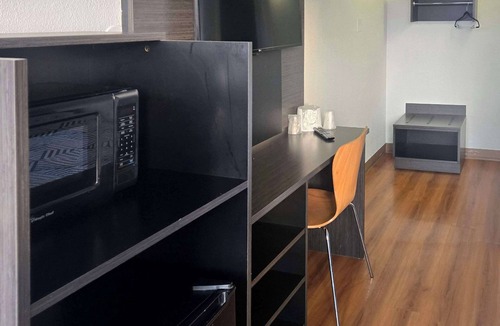 Tracy Hotel | Super 8 by Wyndham Tracy