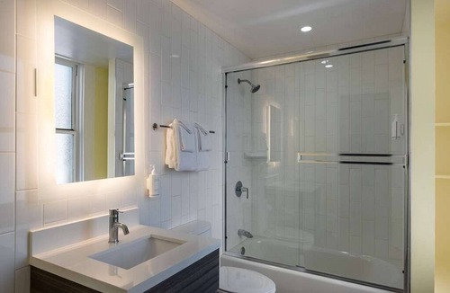 Tenderloin Hotel | Super 8 hotel room near Union Square and Moscone Convention Center