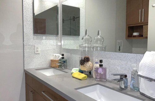West San Jose Bed & Breakfast | Superior Deluxe Queen Room next to Santana Row