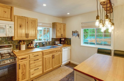 Tahoe Paradise Cabin | Tahoe Home in the Pines: Quiet Neighborhood!