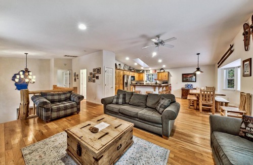 Pioneer Trail House | Tahoe Themed 3 Bedroom (plus bonus) well maintained!