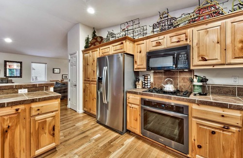 Pioneer Trail House | Tahoe Themed 3 Bedroom (plus bonus) well maintained!