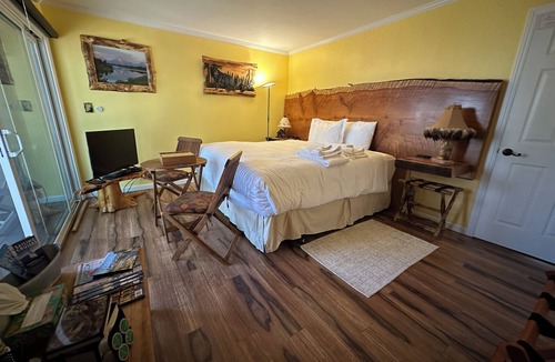Carnelian Woods Bed & Breakfast | TaHome: Cozy 2BR Suite in Nature, w/option to add Kitchen & Living Area access