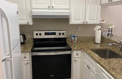 Grey Oaks Apartment | Tennis, Pool, Lakeview, Free Wi-Fi Cozy 2/2 condo in the heart of Naples