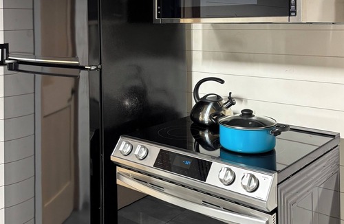 Scheller House | Terrific 1-bedroom Loft with Balcony in Mount Vernon. 1.2 mile Hiking trail.