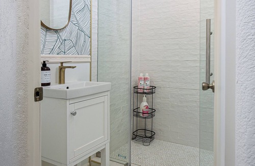 Westlake Apartment | Terrific studio with AC in sunny Los Angeles